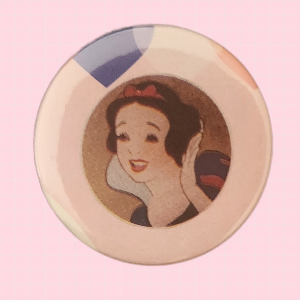 Snow White 2" Pin